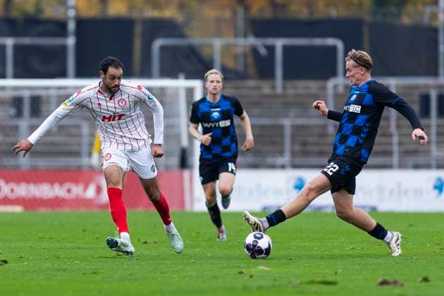Regionalliga West: Fortuna Köln - SC Paderborn U21, U 21 09.11.2025 Hamadi Al Ghaddioui (Fortuna Köln, 18), Luis Flörke (SC Paderborn U21, 22). Regionalliga West, Fortuna Köln - SC Paderborn U21, 15. Spieltag, am 09.11.2025, Südstadion, Köln Copyright: xBEAUTIFULxSPORTS Meuselx
