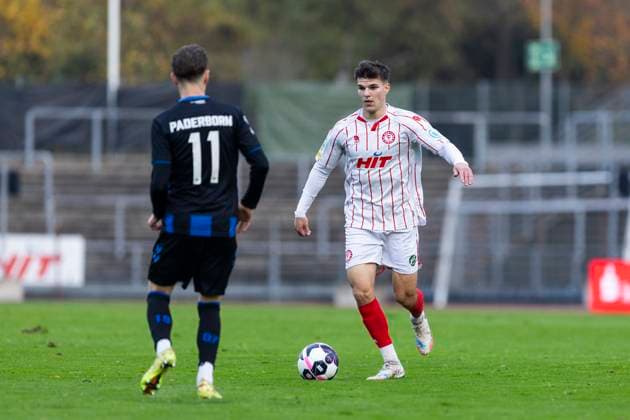 Regionalliga West: Fortuna Köln - SC Paderborn U21, U 21 09.11.2025 Nico Thier (Fortuna Köln, 7), Georg Ermolaev (SC Paderborn U21, 11). Regionalliga West, Fortuna Köln - SC Paderborn U21, 15. Spieltag, am 09.11.2025, Südstadion, Köln Copyright: xBEAUTIFULxSPORTS Meuselx
