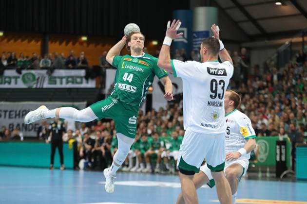 Handball DAIKIN HBL, SC DHfK Leipzig - Füchse Berlin; 09.11.2025 Blaer Hinriksson (44, SC DHfK Leipzig) steigt zum Wurf hoch. Handball, DAIKIN HBL, 1. Bundesliga, Saison 2025 2026, 11. Spieltag: SC DHfK Leipzig vs. Füchse Berlin am 09.11.2025 in der Quarterback Immobilien Arena Leipzig. Copyright: xBEAUTIFULxSPORTS JanxKaeferx