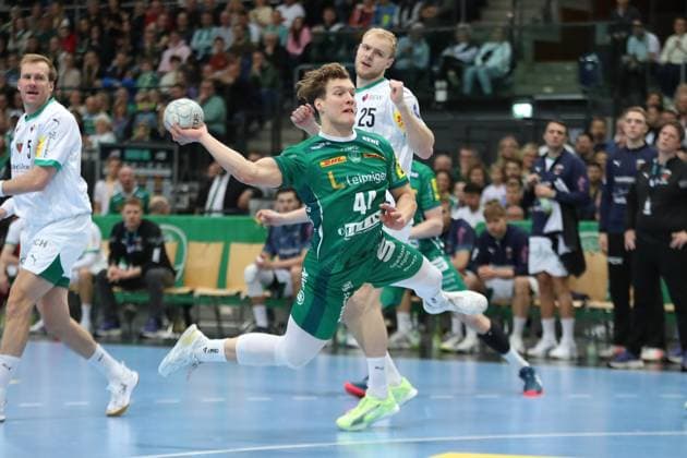 Handball DAIKIN HBL, SC DHfK Leipzig - Füchse Berlin; 09.11.2025 Blaer Hinriksson (44, SC DHfK Leipzig) beim Wurf, Matthes Langhoff (25, Füchse Berlin) kann nur hinterher schauen. Handball, DAIKIN HBL, 1. Bundesliga, Saison 2025 2026, 11. Spieltag: SC DHfK Leipzig vs. Füchse Berlin am 09.11.2025 in der Quarterback Immobilien Arena Leipzig. Copyright: xBEAUTIFULxSPORTS JanxKaeferx