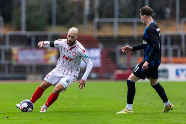 Regionalliga West: Fortuna Köln - SC Paderborn U21, U 21 09.11.2025 Adrian Stanilewicz (Fortuna Köln, 20), Georg Ermolaev (SC Paderborn U21, 11). Regionalliga West, Fortuna Köln - SC Paderborn U21, 15. Spieltag, am 09.11.2025, Südstadion, Köln Copyright: xBEAUTIFULxSPORTS Meuselx