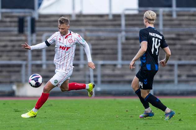 Regionalliga West: Fortuna Köln - SC Paderborn U21, U 21 09.11.2025 Kevin Brechmann (Fortuna Köln, 27), Anton Bäuerle (SC Paderborn U21, 14). Regionalliga West, Fortuna Köln - SC Paderborn U21, 15. Spieltag, am 09.11.2025, Südstadion, Köln Copyright: xBEAUTIFULxSPORTS Meuselx