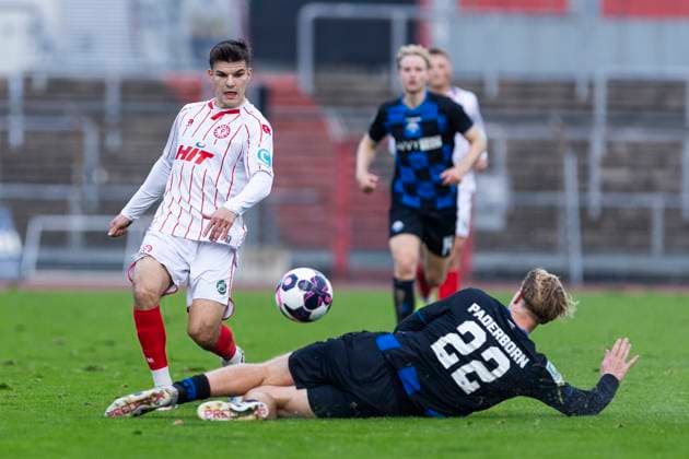 Regionalliga West: Fortuna Köln - SC Paderborn U21, U 21 09.11.2025 Nico Thier (Fortuna Köln, 7), Luis Flörke (SC Paderborn U21, 22). Regionalliga West, Fortuna Köln - SC Paderborn U21, 15. Spieltag, am 09.11.2025, Südstadion, Köln Copyright: xBEAUTIFULxSPORTS Meuselx