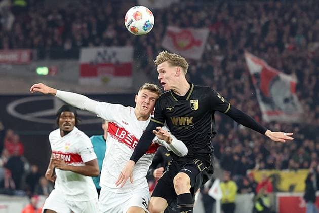 09.11.2025, xrekx, Fussball 1.Bundesliga, VfB Stuttgart - FC Augsburg v.l. Finn Jeltsch (VfB Stuttgart) Anton Kade (FC Augsburg) Zweikampf, Aktion, action, battle for the ball (DFL DFB REGULATIONS PROHIBIT ANY USE OF PHOTOGRAPHS as IMAGE SEQUENCES and or QUASI-VIDEO) Stuttgart