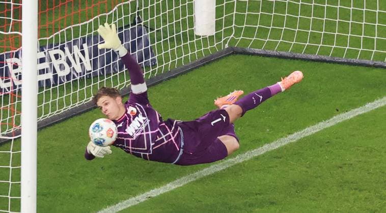 09.11.25 VfB Stuttgart - FC Augsburg Deutschland, Stuttgart, 09.11.2025, Fussball, Bundesliga, Saison 2025 2026, VfB Stuttgart - FC Augsburg: Kopfball Tor Deniz Undav nicht im Bild, Torwart Finn Dahmen Augsburg klärt hinter der Tor Linie.
