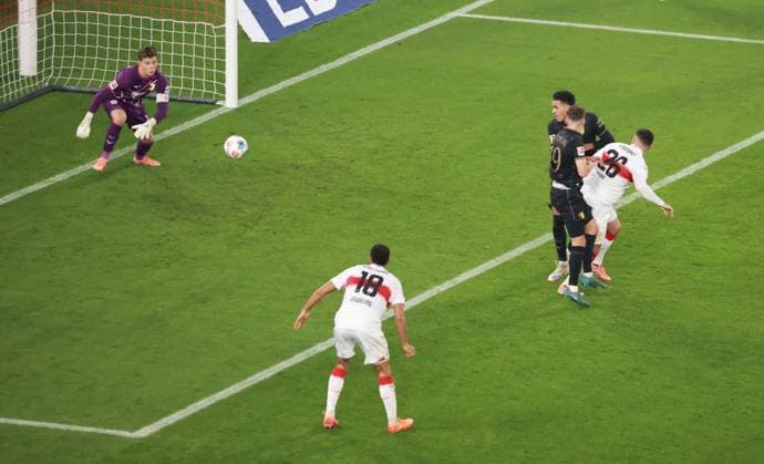 09.11.25 VfB Stuttgart - FC Augsburg Deutschland, Stuttgart, 09.11.2025, Fussball, Bundesliga, Saison 2025 2026, VfB Stuttgart - FC Augsburg: .Nr.26 Deniz Undav 2:2 Kopfball Tor VFB, Torwart Fin Dahmen Augsburg.