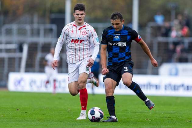 Regionalliga West: Fortuna Köln - SC Paderborn U21, U 21 09.11.2025 Nico Thier (Fortuna Köln, 7), Kerem Yalcin (SC Paderborn U21, 3). Regionalliga West, Fortuna Köln - SC Paderborn U21, 15. Spieltag, am 09.11.2025, Südstadion, Köln Copyright: xBEAUTIFULxSPORTS Meuselx