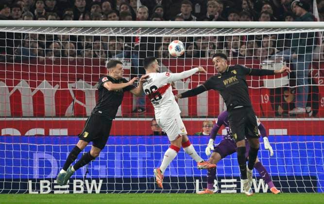 TOR zum 2:2 Deniz Undav VfB Stuttgart (26) Torschuss Aktion Torchance Kopfballduell Zweikampf Aktion VfB Stuttgart vs FC Augsburg FCA 09.11.2025 DFL REGULATIONS PROHIBIT ANY USE OF PHOTOGRAPHS AS IMAGE SEQUENCES AND OR QUASI-VIDEO VfB Stuttgart vs FC Augsburg FCA