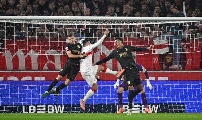 TOR zum 2:2 Deniz Undav VfB Stuttgart (26) Torschuss Aktion Torchance Kopfballduell Zweikampf Aktion VfB Stuttgart vs FC Augsburg FCA 09.11.2025 DFL REGULATIONS PROHIBIT ANY USE OF PHOTOGRAPHS AS IMAGE SEQUENCES AND OR QUASI-VIDEO VfB Stuttgart vs FC Augsburg FCA