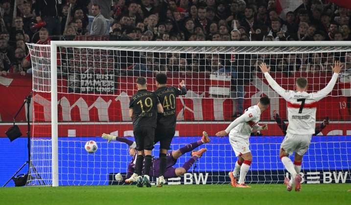 TOR zum 2:2 Deniz Undav VfB Stuttgart (26) gegen Torwart Finn Dahmen FC Augsburg FCA (01) Torjubel Maximilian Mittelstaedt VfB Stuttgart (07) VfB Stuttgart vs FC Augsburg FCA 09.11.2025 DFL REGULATIONS PROHIBIT ANY USE OF PHOTOGRAPHS AS IMAGE SEQUENCES AND OR QUASI-VIDEO VfB Stuttgart vs FC Augsburg FCA