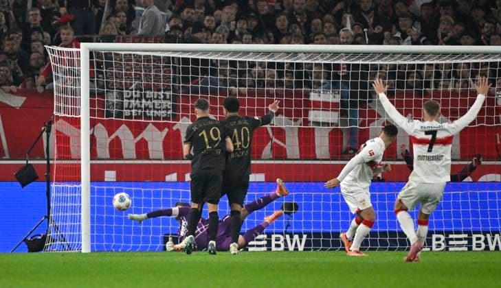 TOR zum 2:2 Deniz Undav VfB Stuttgart (26) gegen Torwart Finn Dahmen FC Augsburg FCA (01) Torjubel Maximilian Mittelstaedt VfB Stuttgart (07) VfB Stuttgart vs FC Augsburg FCA 09.11.2025 DFL REGULATIONS PROHIBIT ANY USE OF PHOTOGRAPHS AS IMAGE SEQUENCES AND OR QUASI-VIDEO VfB Stuttgart vs FC Augsburg FCA