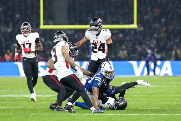 Jonathan Taylor (Indianapolis Colts, 28) mit Jessie Bates (Atlanta Falcons, 03) und A.J. Terrell (Atlanta Falcons, 24), mit Arnold Ebiketie (Atlanta Falcons, 17), GER, Indianapolis Colts vs. Atlanta Falcons, American Football, National Football League, Berlin Game 2025, Woche 10, Saison 2025, 09.11.2025, GER, Indianapolis Colts vs. Atlanta Falcons, American Football, National Football League, Berlin Game 2025, Woche 10, Saison 2025, 09.11.2025 Berlin Copyright: xEibner-Pressefoto JennixMaulx EP_JML