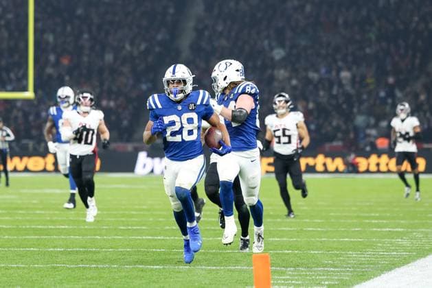 Jonathan Taylor (Indianapolis Colts, 28) mit Ball laeuft zum Touchdown, GER, Indianapolis Colts vs. Atlanta Falcons, American Football, National Football League, Berlin Game 2025, Woche 10, Saison 2025, 09.11.2025, GER, Indianapolis Colts vs. Atlanta Falcons, American Football, National Football League, Berlin Game 2025, Woche 10, Saison 2025, 09.11.2025 Berlin Copyright: xEibner-Pressefoto JennixMaulx EP_JML