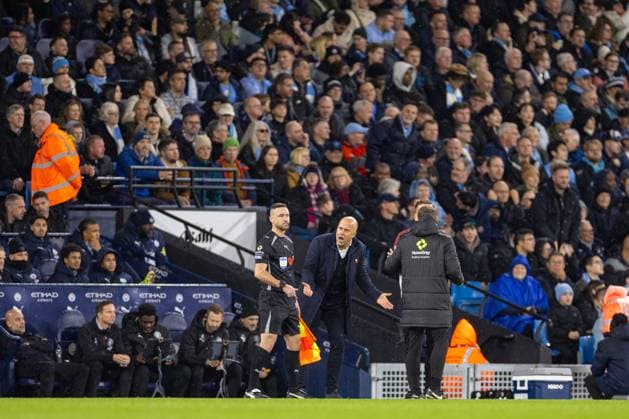 Football - FA Premier League - Manchester City FC v Liverpool FC MANCHESTER, ENGLAND - Sunday, November 9, 2025: Liverpool s head coach Arne Slot complains to assistant referee Dan Cook about Virgil van Dijk s goal that was ruled offside by VAR during the FA Premier League match between Manchester City FC and Liverpool FC at the City of Manchester Stadium. (Photo by David Rawcliffe Propaganda) MANCHESTER City of Manchester Stadium GREATER MANCHESTER ENGLAND  Copyright: xDavidxRawcliffex P2025-11-09-Man_City_Liverpool-63