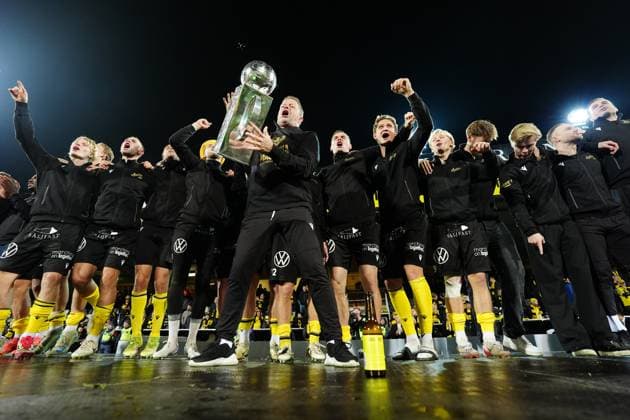 HÄLLEVIK, SVERIGE 20251109 Mjällbys tränare Anders Torstensson lyfter SM-pokalen efter söndagens fotbollsmatch i allsvenskans sista omgang mellan Mjällby AIF och BK Häcken pa Strandvallen. HÄLLEVIK SVERIGE x9200x Copyright: xBjörnxLarssonxRosvall TTx ALLSVENSKAN MJÄLLBY-HÄCKEN