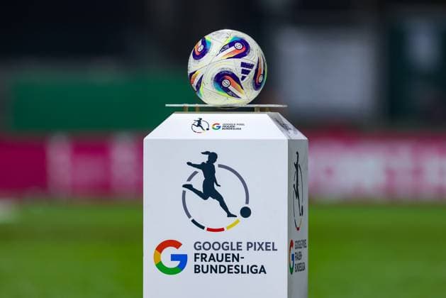 Der Spielball liegt auf einer Stehle, einem Ständer, Google Pixel Frauen-Bundesliga, adidas, Konektis, Pro, Precisionshell, Speedshell, Symbolfoto, Symbol, Symbolbild Fussball, Fußball, Ball, Offizieller Ball, Offizieller Spielball, Offical Match Ball, Offical Matchball, DIE DFB-RICHTLINIEN UNTERSAGEN JEGLICHE NUTZUNG VON FOTOS ALS SEQUENZBILDER UND ODER VIDEOÄHNLICHE FOTOSTRECKEN. DFB REGULATIONS PROHIBIT ANY USE OF PHOTOGRAPHS AS IMAGE SEQUENCES AND OR QUASI-VIDEO., 09.11.2025, Bremen (Deutschland), Fussball, Google Pixel Frauen-Bundesliga, SV Werder Bremen - RB Leipzig