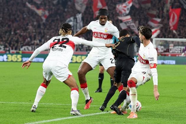 09.11.2025, xrekx, Fussball 1.Bundesliga, VfB Stuttgart - FC Augsburg v.l. Lorenz Assignon (VfB Stuttgart) Dan-Axel Zagadou (VfB Stuttgart) Anton Kade (FC Augsburg) Atakan Karazor (VfB Stuttgart) Zweikampf, Aktion, action, battle for the ball (DFL DFB REGULATIONS PROHIBIT ANY USE OF PHOTOGRAPHS as IMAGE SEQUENCES and or QUASI-VIDEO) Stuttgart