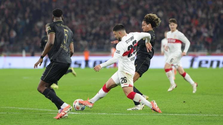 Stuttgart , Bundesliga Fußball VfB Stuttgart vs. FC Augsburg , v.l. Chrislain Matsima (Augsburg) Deniz Undav (VfB) Gemäß den Vorgaben der DFL Deutschen Fußball Liga ist es untersagt, in dem Stadion und oder vom Spiel angefertigte Fotoaufnahmen in Form von Sequenzbildern und oder videoähnlichen Fotostrecken zu verwerten bzw. verwerten zu lassen.