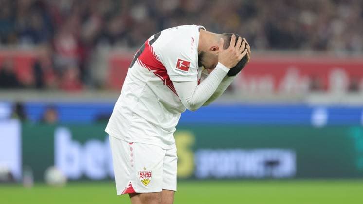 Stuttgart , Bundesliga Fußball VfB Stuttgart vs. FC Augsburg , Frust bei Deniz Undav (VfB) Gemäß den Vorgaben der DFL Deutschen Fußball Liga ist es untersagt, in dem Stadion und oder vom Spiel angefertigte Fotoaufnahmen in Form von Sequenzbildern und oder videoähnlichen Fotostrecken zu verwerten bzw. verwerten zu lassen.