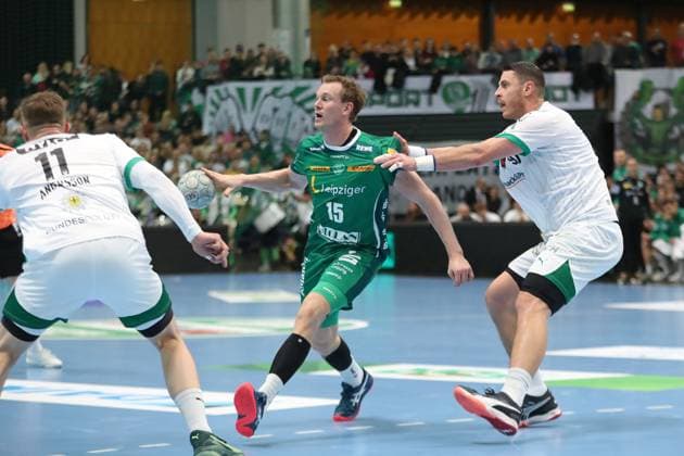 Handball DAIKIN HBL, SC DHfK Leipzig - Füchse Berlin; 09.11.2025 Adam Lönn (15, SC DHfK Leipzig), daneben Mijajlo Marsenic (93, Füchse Berlin). Handball, DAIKIN HBL, 1. Bundesliga, Saison 2025 2026, 11. Spieltag: SC DHfK Leipzig vs. Füchse Berlin am 09.11.2025 in der Quarterback Immobilien Arena Leipzig. Copyright: xBEAUTIFULxSPORTS JanxKaeferx
