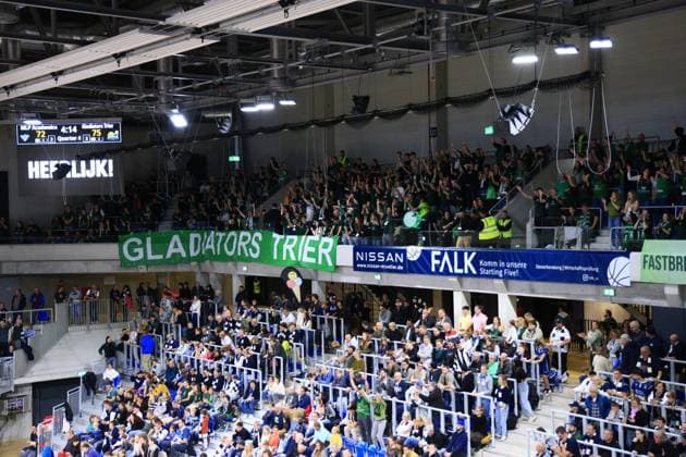 RECORD DATE NOT STATED Basketball-Situation in der Arena mit jubelnden Fans und Zuschauern easyCredit BBL: MLP Academics Heidelberg – Gladiators Trier 09.11.2025 im SNP-Dome, Heidelberg Fans feiern in der Arena