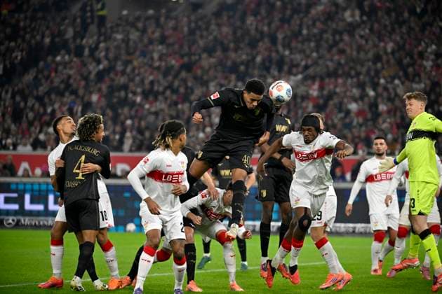 Strafraumszene, Torraumszene Torschuss Aktion Torchance Noahkai Banks FC Augsburg FCA (40) VfB Stuttgart vs FC Augsburg FCA 09.11.2025 DFL REGULATIONS PROHIBIT ANY USE OF PHOTOGRAPHS AS IMAGE SEQUENCES AND OR QUASI-VIDEO VfB Stuttgart vs FC Augsburg FCA