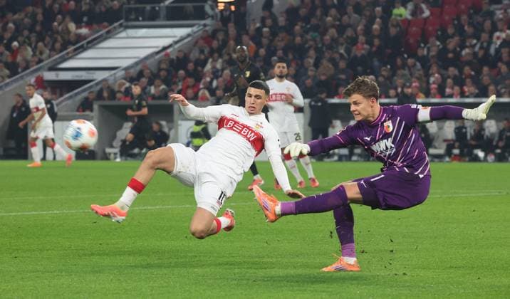 Stuttgart , Bundesliga Fußball VfB Stuttgart vs. FC Augsburg , von links: Bilal El Khannouss ( VfB ) Finn Dahmen ( Augs ) Gemäß den Vorgaben der DFL Deutschen Fußball Liga ist es untersagt, in dem Stadion und oder vom Spiel angefertigte Fotoaufnahmen in Form von Sequenzbildern und oder videoähnlichen Fotostrecken zu verwerten bzw. verwerten zu lassen.
