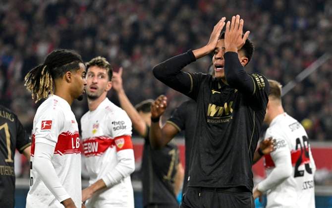 Noahkai Banks FC Augsburg FCA (40) Enttaeuschung enttaeuscht nach vergebener Torchance Gestik Geste Lorenz Assignon VfB Stuttgart (22) Atakan Karazor VfB Stuttgart (16) Finn Jeltsch VfB Stuttgart (29) VfB Stuttgart vs FC Augsburg FCA 09.11.2025 DFL REGULATIONS PROHIBIT ANY USE OF PHOTOGRAPHS AS IMAGE SEQUENCES AND OR QUASI-VIDEO VfB Stuttgart vs FC Augsburg FCA