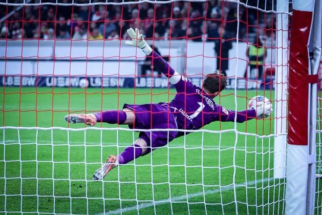 Finn Dahmen 1 (FC Augsburg) haelt den Ball hinter der Linie, der Kopfball von Deniz Undav 26 (VfB Stuttgart), nicht im Bild, fuehrt zum 2:2, VfB Stuttgart vs. FC Augsburg, Fussball, Maenner, DFL, Bundesliga, Saison 2025 2026, MHP Arena, 10. Spieltag, 09.11.2025 Stuttgart Baden-Wuerttemberg Deutschland
