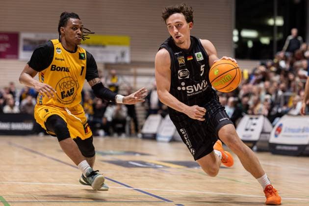 Bozic Estriche Kirchheim Knights - Tigers Tuebingen, Herren, 2. Bundesliga, Barmer 2. Basketball Bundesliga, pro A, 8. Spieltag, Spielzeit 2025 2026, 09.11.2025 Kaya Bayram (Tigers Tuebingen, 05) mit dem Ball gegen Phillip Russel (Bozic Estriche Kirchheim Knights, 01)