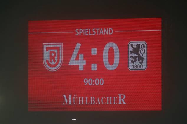 Fussball, Herren, 3.Liga, Saison 2025 2026, SSV Jahn Regensburg - TSV 1860 München, Jahnstadion Endstand, Endergebnis auf der Anzeigetafel 4:0
