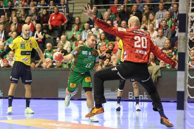 09.11.2025, xgox, Handball, Daikin HBL, SC Magdeburg - SC Magdeburg - Rhein Neckar Loewen v.l. Lukas Mertens (Magdeburg, 22) wirft Tor, Torschuetze, erzielt Tor, Treffer, scores the goal Magdeburg