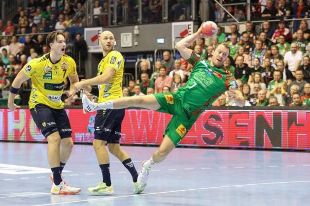 09.11.2025, xgox, Handball, Daikin HBL, SC Magdeburg - SC Magdeburg - Rhein Neckar Loewen v.l. Felix Claar (Magdeburg, 7) wirft Tor, Torschuetze, erzielt Tor, Treffer, scores the goal Magdeburg