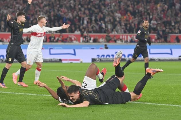 Foul von Keven SCHLOTTERBECK (FC Augsburg) an Dan Axel ZAGADOU (VFB Stuttgart) zum Elfmeter,Strafstoss nach VAR. Fussball 1. Bundesliga Saison 2025 2026, 10.Spieltag, Spieltag10 VfB Stuttgart - FC Augsburg am 09.11.2025 MHP ARENA.