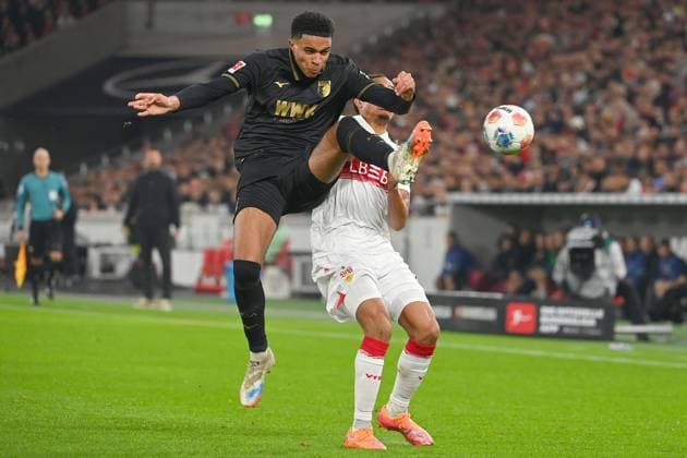 Noahkai BANKS (FC Augsburg), Aktion,Zweikampf gegen Jamie LEWELING (VFB Stuttgart). Fussball 1. Bundesliga Saison 2025 2026, 10.Spieltag, Spieltag10 VfB Stuttgart - FC Augsburg am 09.11.2025 MHP ARENA.