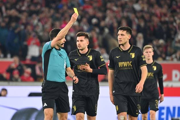 Schiedsrichter Harm OSMERS zeigt Keven SCHLOTTERBECK (FC Augsburg) die Gelbe Karte, Fussball 1. Bundesliga Saison 2025 2026, 10.Spieltag, Spieltag10 VfB Stuttgart - FC Augsburg am 09.11.2025 MHP ARENA.