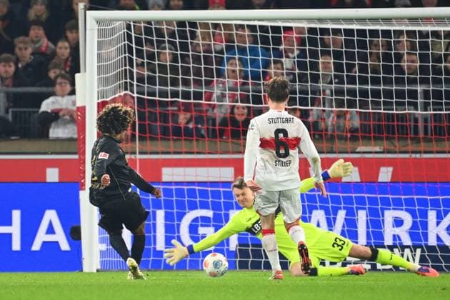 Tor Han-Noah MASENGO (FC Augsburg) zum 1-2,Aktion,Torschuss gegen Torwart Alexander NUEBEL (VFB Stuttgart) und Angelo STILLER (VFB Stuttgart). Fussball 1. Bundesliga Saison 2025 2026, 10.Spieltag, Spieltag10 VfB Stuttgart - FC Augsburg am 09.11.2025 MHP ARENA.