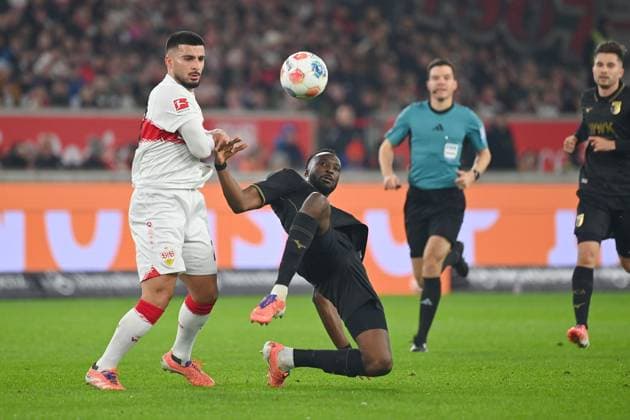 Deniz UNDAV (VFB Stuttgart), Aktion,Zweikampf gegen Chrislain MATSIMA (FC AUGSBURG). Fussball 1. Bundesliga Saison 2025 2026, 10.Spieltag, Spieltag10 VfB Stuttgart - FC Augsburg am 09.11.2025 MHP ARENA.