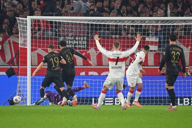 Tor Deniz UNDAV (VFB Stuttgart) zum 2-2,Aktion,Strafraumszene. Fussball 1. Bundesliga Saison 2025 2026, 10.Spieltag, Spieltag10 VfB Stuttgart - FC Augsburg am 09.11.2025 MHP ARENA.