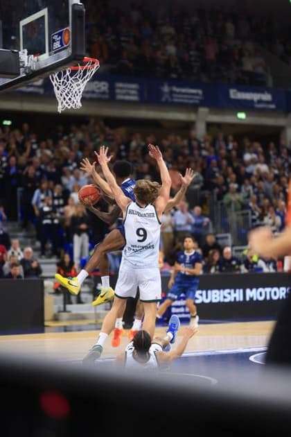 RECORD DATE NOT STATED Marco Hollersbacher (9; Gladiators Trier) versucht den Korb, während Dominic Vengert (8; MLP Academics Heidelberg) verteidigt easyCredit BBL: MLP Academics Heidelberg – Gladiators Trier 09.11.2025 im SNP-Dome, Heidelberg Marco Hollersbacher (9; Gladiators Trier) mit Wurfversuch