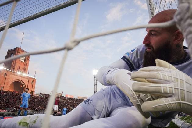 Bologna s Thijs Dallinga gol 1-0 and NapoliÕs Vanja Milinkovic-Savic with head down during the Serie A soccer match between Bologna and Napoli at the Renato DallÕAra Stadium in Bologna, north Italy - Sunday, November 9, 2025 -  Copyright: xMassimoxPaolone LaPressex