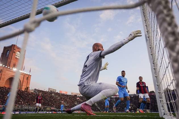 Bologna s Thijs Dallinga gol 1-0 and NapoliÕs Vanja Milinkovic-Savic in action during the Serie A soccer match between Bologna and Napoli at the Renato DallÕAra Stadium in Bologna, north Italy - Sunday, November 9, 2025 -  Copyright: xMassimoxPaolone LaPressex