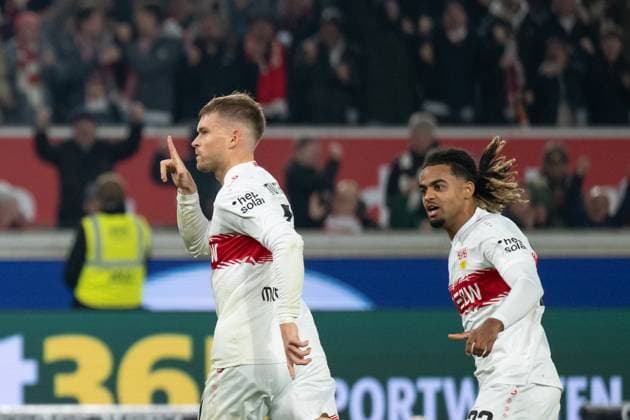 Tor zum 1:1 durch Maximilian Mittelstaedt (VfB Stuttgart, 07), Strafstoss,Elfmeter nach einem Foul. Jubel, Torjubel. re. Lorenz Assignon(VfB Stuttgart, 22) GER, VfB Stuttgart vs. FC Augsburg, Fussball, Herren, 1. Bundesliga, 10. Spieltag, Spielzeit 2025 2026, 09.11.2025, DFL DFB REGULATIONS PROHIBIT ANY USE OF PHOTOGRAPHS AS IMAGE SEQUENCES AND OR QUASI-VIDEO, GER, VfB Stuttgart vs. FC Augsburg, Fussball, Herren, 1. Bundesliga, 10. Spieltag, Spielzeit 2025 2026, 09.11.2025 Stuttgart Copyright: xEibner-Pressefoto WolfgangxFrankx EP_WFK