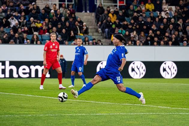 Lucerne, Switzerland, November 9th 2025 Ronaldinho (Brazil) scoring goal during the Jogo Dos Famosos match between Ronaldinho and Friends and Swiss Legends at Swissporarena, Lucerne, Switzerland. (Priscila Bütler SPP) Copyright: xPriscilaxBütlerx xSPPx Sportspressphoto_SPR59798