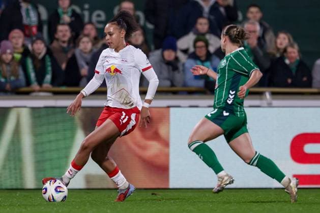 v.li.: Lisa Baum (RB Leipzig, 11) und Chiara D Angelo (SV Werder Bremen, 2) im Zweikampf, Duell, Dynamik, Aktion, Action, Spielszene, DIE DFB-RICHTLINIEN UNTERSAGEN JEGLICHE NUTZUNG VON FOTOS ALS SEQUENZBILDER UND ODER VIDEOÄHNLICHE FOTOSTRECKEN. DFB REGULATIONS PROHIBIT ANY USE OF PHOTOGRAPHS AS IMAGE SEQUENCES AND OR QUASI-VIDEO., 09.11.2025, Bremen (Deutschland), Fussball, Google Pixel Frauen-Bundesliga, SV Werder Bremen - RB Leipzig