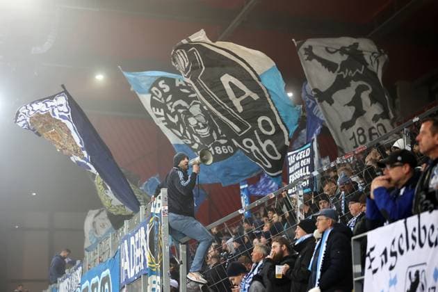 Fussball, Herren, 3.Liga, Saison 2025 2026, SSV Jahn Regensburg - TSV 1860 München, Jahnstadion Die mitgereisten Löwenfans in ihrer Fankurve, Stimmung, Fahnen