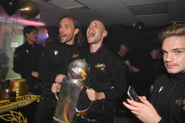 HÄLLEVIK , SVERIGE 20251109 Mjällbys Tom Pettersson och Adam Petersson firar med SM-pokalen under söndagens fotbollsmatch i allsvenskans sista omgang mellan Mjällby AIF och BK Häcken pa Strandvallen. HÄLLEVIK SVERIGE x50090x Copyright: xJohanxNilsson TTx ALLSVENSKAN MJÄLLBY-HÄCKEN