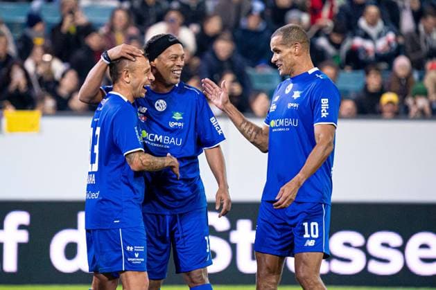 Lucerne, Switzerland, November 9th 2025 Ronaldinho (Brazil), middle, Rivaldo (Brazil), left, celebrating with team after goal from Rafinha (Brazil), left, during the Jogo Dos Famosos match between Ronaldinho and Friends and Swiss Legends at Swissporarena, Lucerne, Switzerland. (Priscila Bütler SPP) Copyright: xPriscilaxBütlerx xSPPx spp-en-PrBSp-20251109_SPP_PriscilaButler_5