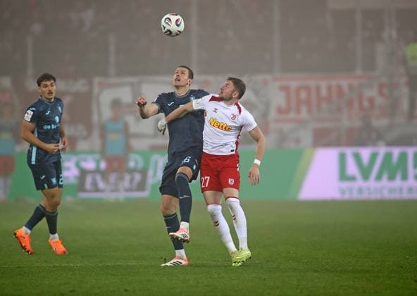 Fussball, Herren, 3.Liga, Saison 2025 2026, SSV Jahn Regensburg - TSV 1860 München, Jahnstadion Max Reinthaler (TSV 1860 München) (li.) mit Lucas Hermes (SSV Jahn Regensburg) (re.) im Zweikampf um den Ball