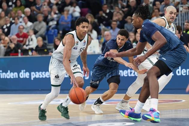 v. li. im Zweikampf, Eli Brooks (Vet-Concept Gladiators Trier, 55), Osun Osunniyi (MLP Academics Heidelberg, 12) GER, MLP Academics Heidelberg vs. Vet-Concept Gladiators Trier, Basketball, easycredit Basketball Bundesliga, 7.Spieltag, Saison, 2025 2026, 09.11.2025 GER, MLP Academics Heidelberg vs. Vet-Concept Gladiators Trier, Basketball, easycredit Basketball Bundesliga, 7.Spieltag, Saison, 2025 2026, 09.11.2025 Heidelberg Copyright: xEibner-Pressefoto JoergxHirschx EP_JHH